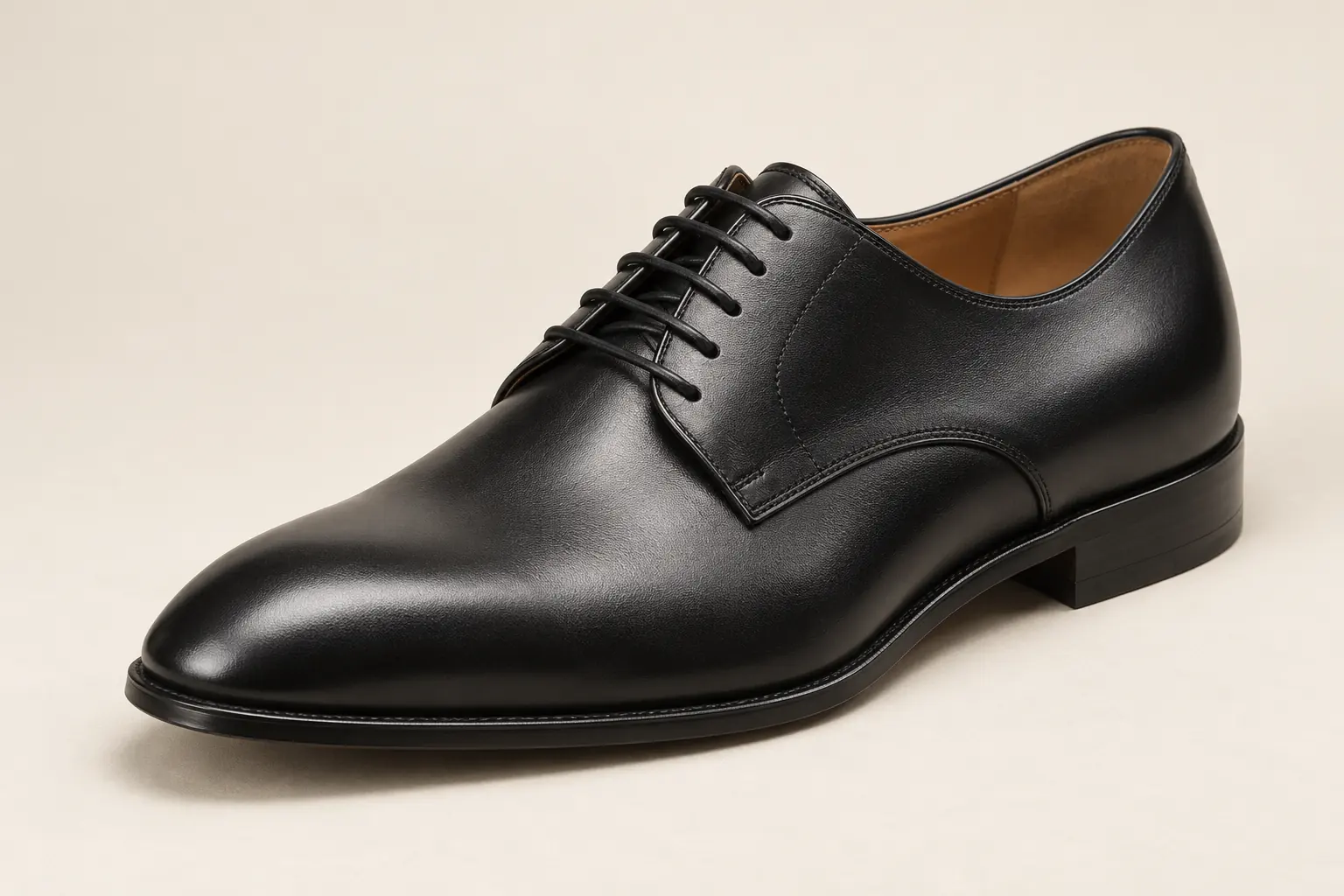 Ilustración generada por IA de un zapato derby negro de punta lisa.