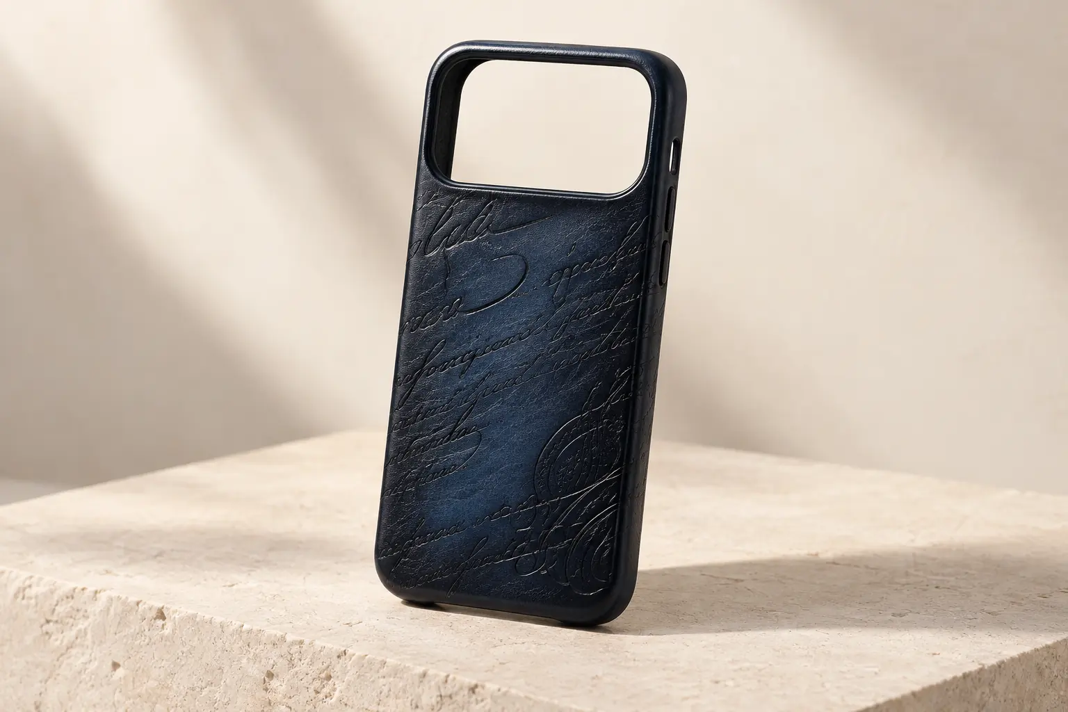 Ilustración original generada por IA de la funda Pro Max Berluti iPhone 17 — Piel de becerro Venezia