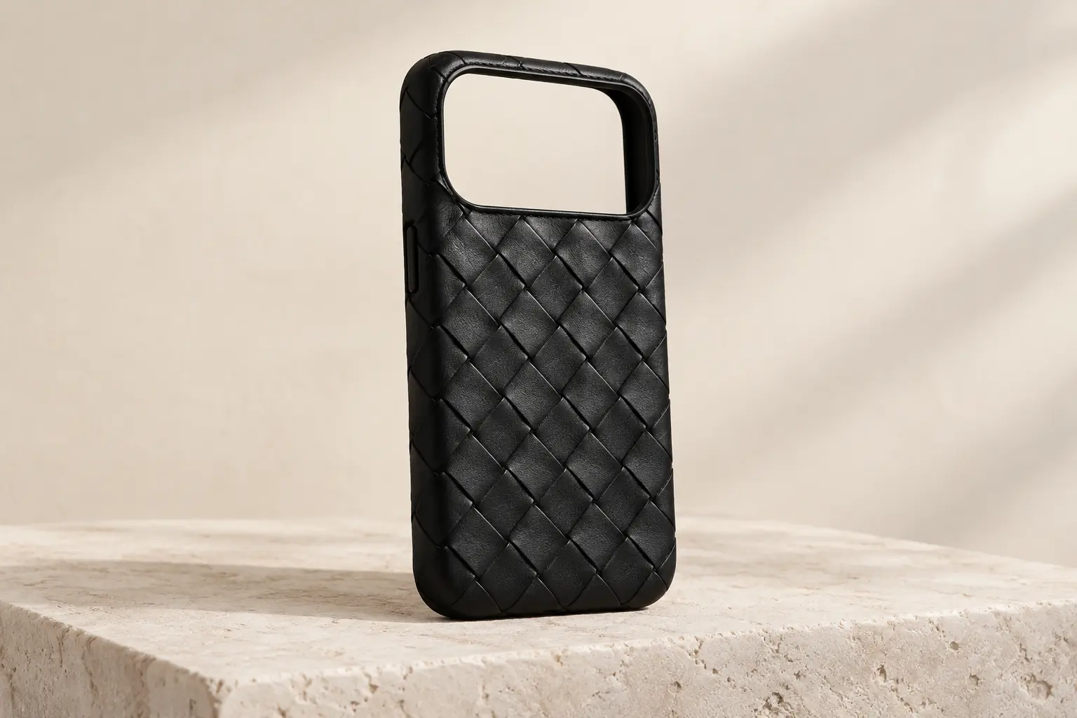 Ilustración original generada por IA de la funda Bottega Veneta Intrecciato iPhone 17 Pro.