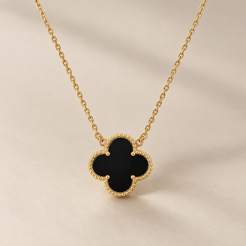 Van Cleef & Arpels — Vintage Alhambra pendant — Illustration générée par IA